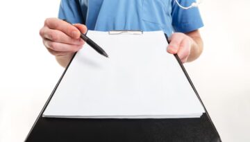 mao-do-medico-masculino-segurando-uma-caneta-e-uma-prancheta-com-papel-em-branco-e-estetoscopio-isolado-na-parede-branca_171337-15724