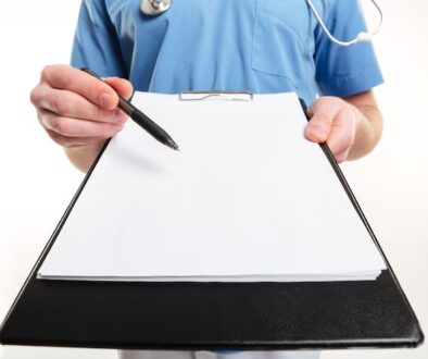 mao-do-medico-masculino-segurando-uma-caneta-e-uma-prancheta-com-papel-em-branco-e-estetoscopio-isolado-na-parede-branca_171337-15724